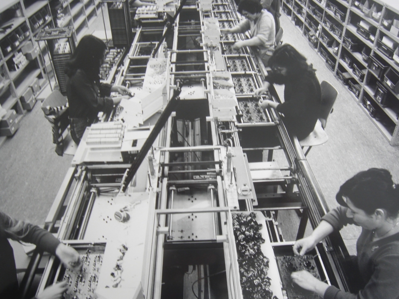 Frauenarbeit bei SABA (Bestückungslinie für Bildrohrplatten und Pal- Decoder November 1982, Privatarchiv)