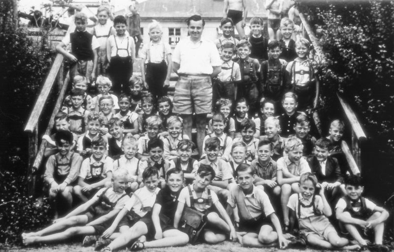Klasse der kath. Volksschule in Schwenningen mit Lehrer 1949