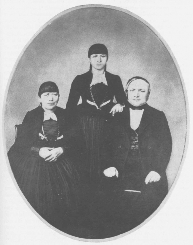 Friedrich Mauthe der Firmengründer mit Ehefrau und Tochter