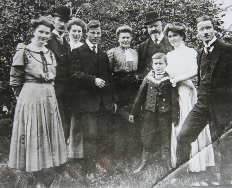 Familie Jakob Kienzle - Von links nach rechts: Martha, Christian, Alma, Erich, Agathe, Jakob, Hellmut, Elsa, Herbert. Es fehlen Marie und Oskar.