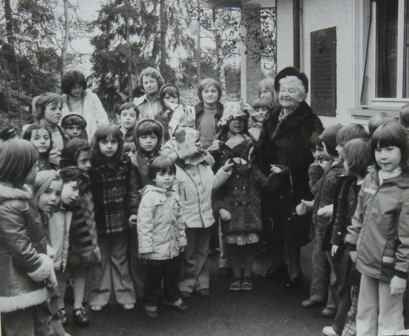 70. Geburtstag von Gretel Scherb am 4.4.1975 - Kinder des SABA-Kindergartens gratulieren.