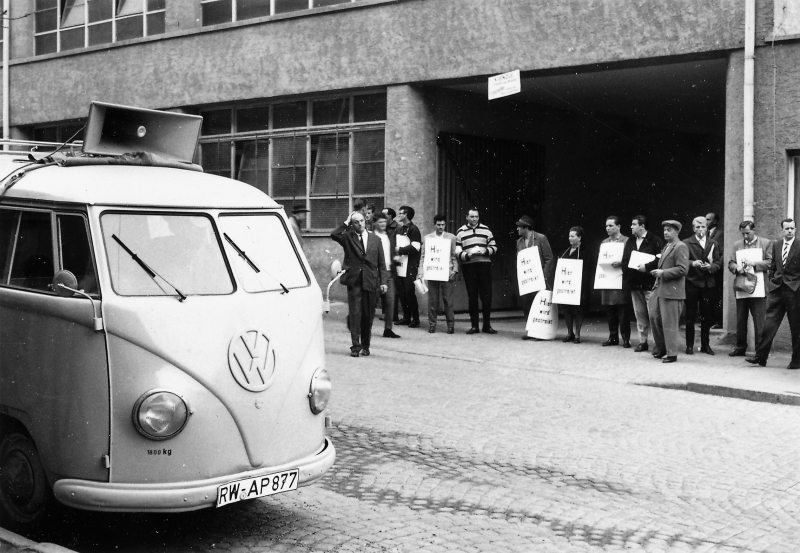 Lautsprecherwagen vor der Uhrenfabrik Kienzle/ Bild: Erich Mayer