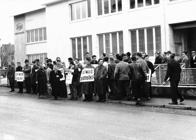 50 Streikposten vor der Maschinenfabrik Gustav Strohm/ Bild: Erich Mayer