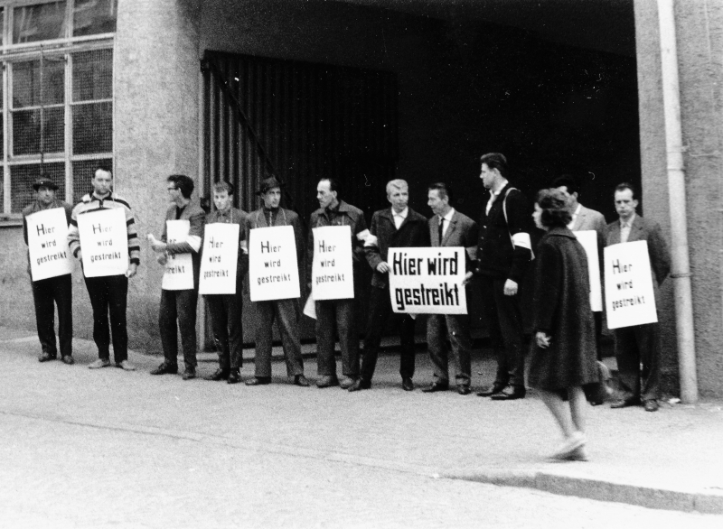 Streikposten vor der Uhrenfabrik Kienzle 1963 / Aufnahme Erich Honer