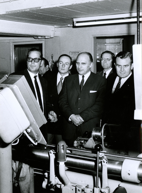 Finanzminister Robert Gleichauf bei Kienzle Apparate zu Besuch in Begleitung von Staatssekretär Erwin Teufel, 70er Jahre