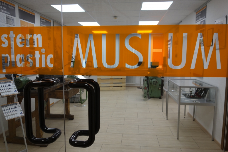 Eingang ins sternplastic-Museum, Sturmbühlstrasse 201